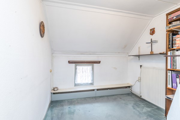 Foto - Te koop: Deze authentieke, landelijk gelegen woonboerderij uit 1900 biedt volop mogelijkheden om geheel naar eigen smaak te moderniseren